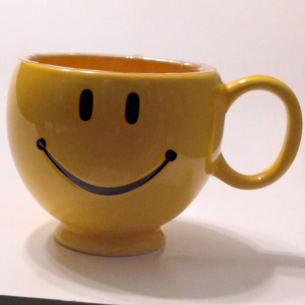 YELLOW SMILEY FACE CERAMIC PLANTER CUP OR MUG 4" tall 4" diameter PLASTIC INSERT